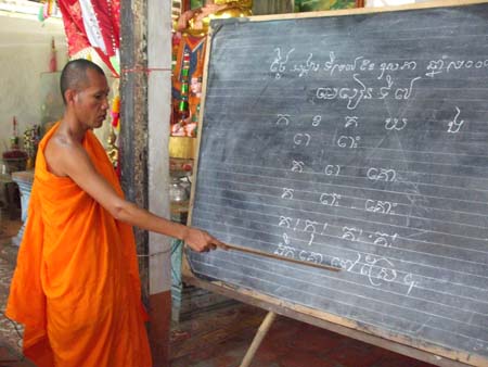 Những nhà sư giữ gìn văn hóa, chữ viết của người Khmer (27/9/2016)